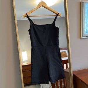 Aritzia Wilfred Free Divinity 5" Romper. Black. Size M.